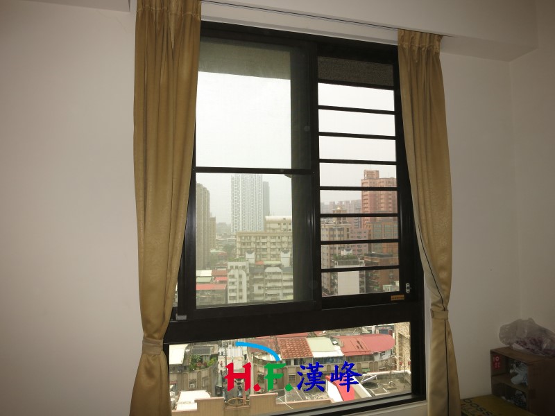 有一些不同的窗戶,採用特別的做法..A例~紗窗內置氣密窗